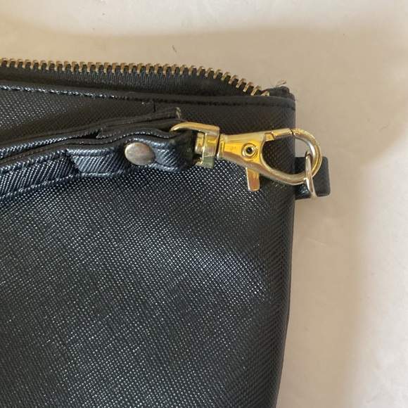 VGUC. Adrienne Vittadini black wristlet. - Picture 4 of 8